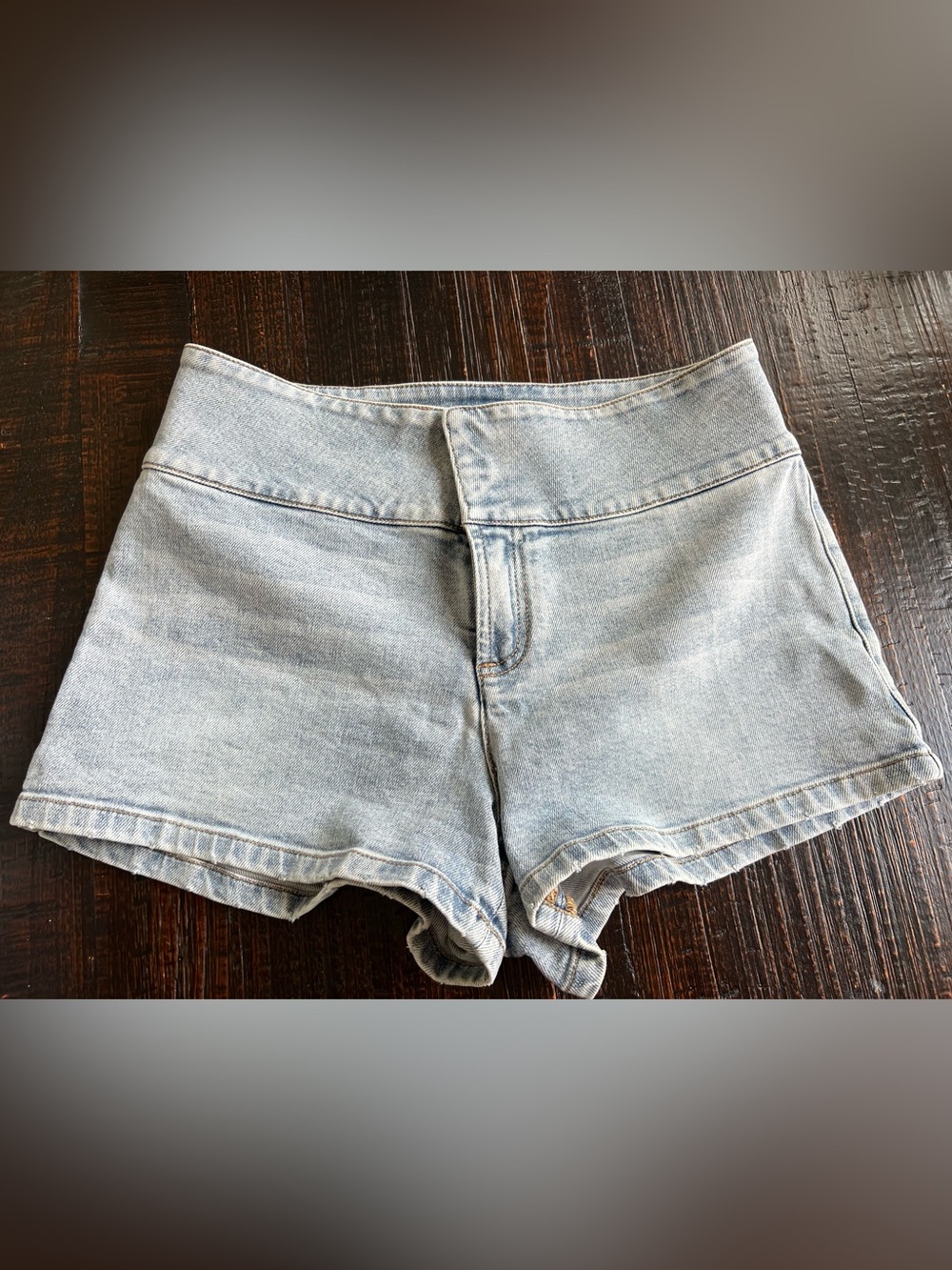 Alice + Olivia Blue Denim Shorts Light Wash Wide Waistband 2” Inseam 28”